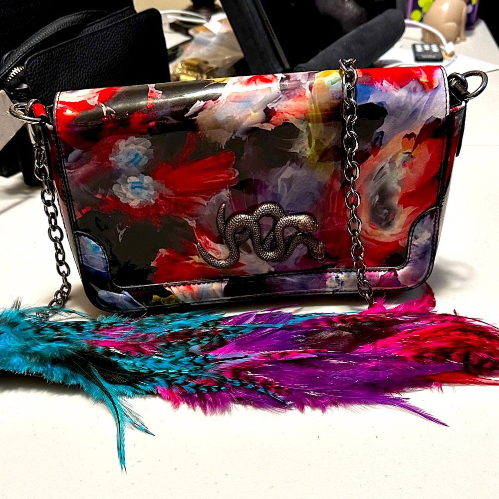 SHARIF CROSSBODY WITH FEATHERS AND CHAIN STRAP